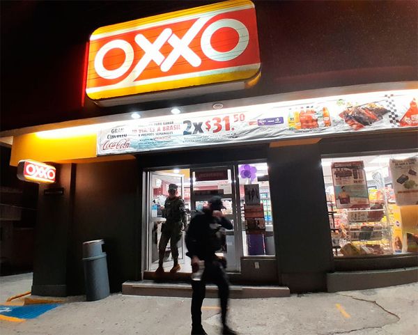 ¡ASALTAN TIENDA OXXO EN LA 21 DE ABRIL!