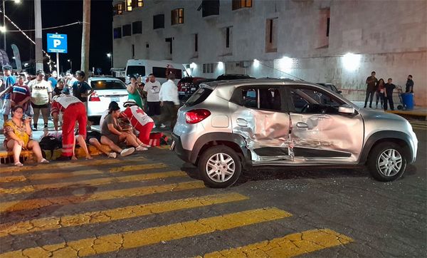 ¡CAFRE CHOCA CON AUTO Y DEJA 5 LESIONADOS!