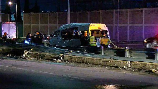 ¡TRÁILER EMBISTE UNA CAMIONETA DE TURISTAS COLOMBIANOS! -Se le reventó una llanta, Un Muerto y 5 lesionados