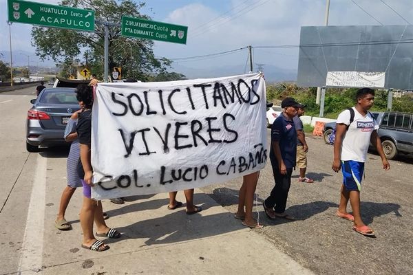 NO HA LLEGADO LA AYUDA! Urgen damnificados agua y alimentos