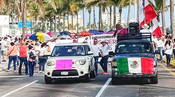 ¡QUE NO LOS DOBLARÁN! -"Congreso, entiende, la justicia no se vende", *Entre "vivas" a la Ministra