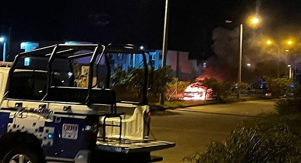 ¡Se incendia auto en Lagos de Puente Moreno!