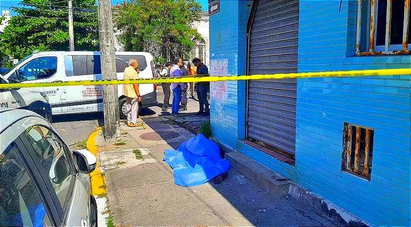 ¡SE DESPLOMA CAMINO A SU CONSULTA MÉDICA! -Don Héctor quedo tendido en la acera.