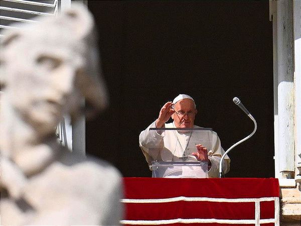 "Les Ruego en Nombre de Dios que Paren, Cesen el Fuego"...