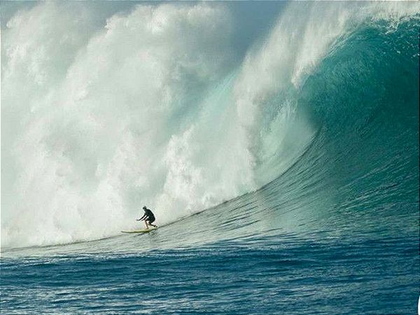 LAURA IMPONE RÉCORD! Surfea la ola más alta