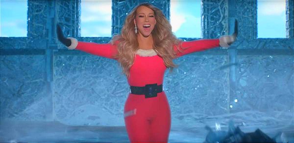 Y un Día Después de Halloween... ¡DESCONGELAN A MARIAH CAREY! -Ya Empieza con su “All I Want For Christmas Is You”