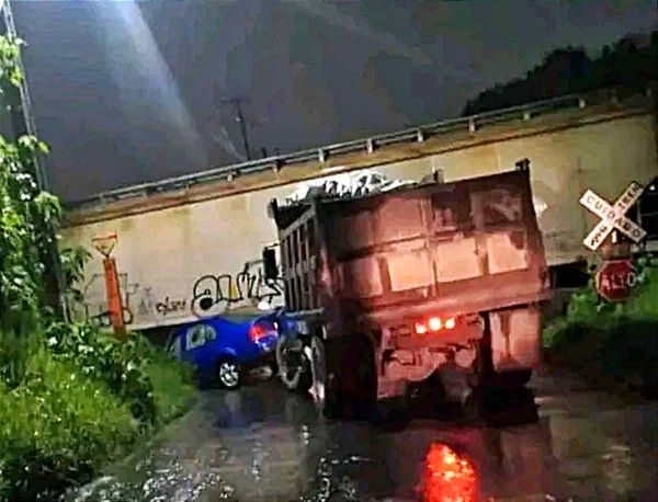 ¡SE QUEDA SIN TROMPA POR QUERERLE GANAR AL TREN! -En Ixtaczoquitlán