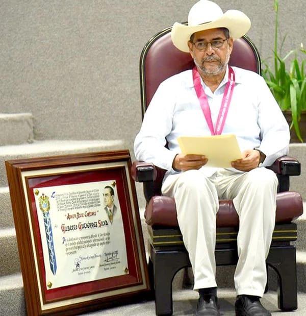 GILBERTO GUTIÉRREZ RECIBE MEDALLA “ADOLFO RUIZ CORTINES”!