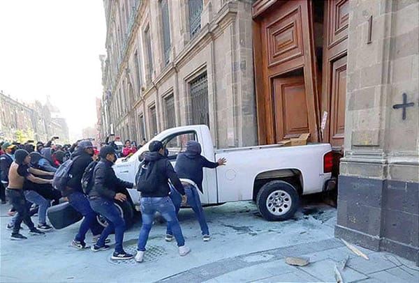 ¡TIRAN LA PUERTA DE PALACIO NACIONAL! - BUSCABAN UNA AUDIENCIA