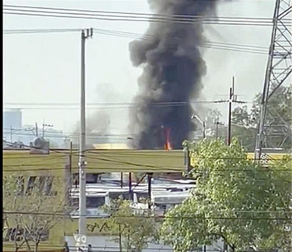 ¡HELICOPTERAZO! - *TRES MUERTOS! *La Aeronave se Desplomó en Coyoacán Tras Fallarle el Motor