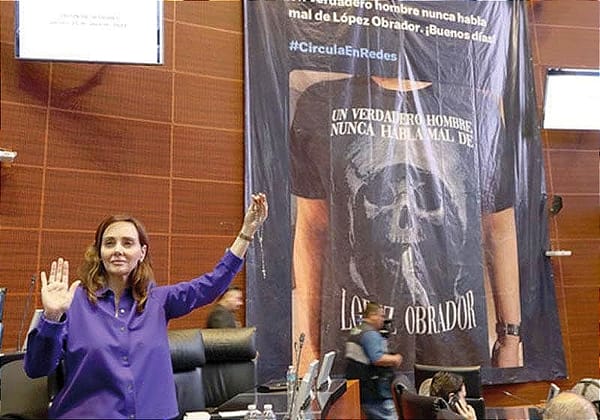 ¡CUELGAN MANTA DE LA “SANTA MUERTE” EN EL SENADO!