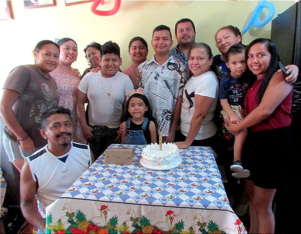 EN FAMILIA FESTEJANDO ÁNGEL!