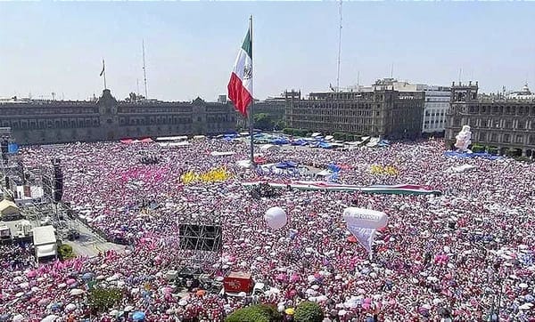 ¡Y SE VOLVIÓ A LLENAR EL ZÓCALO! - “MAREA ROSA”