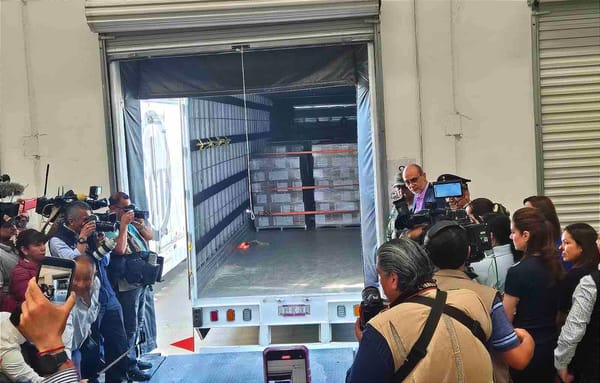 ¡BANDERAZO A ENTREGA DE PAQUETE Y PAPELERÍA ELECTORAL! - *Sale en convoy vigilado por tropas de la SEDENA