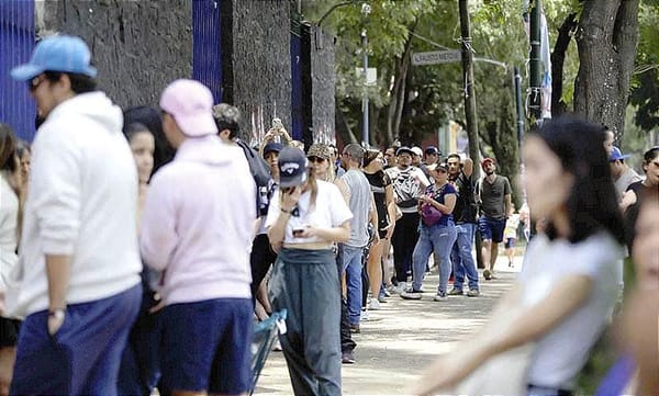 ¡PROTESTAN MEXICANOS QUE RESIDEN EN EL EXTRANJERO!