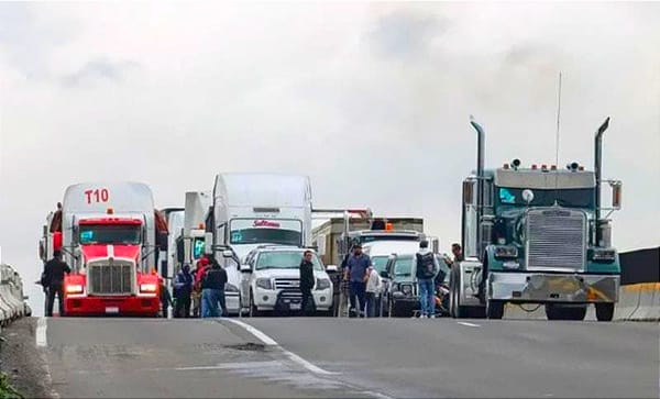 ¡SIEMPRE SÍ HUBO! - *Bloquean la autopista Puebla-Veracruz en la caseta Amozoc