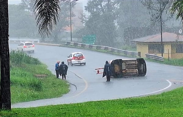 ¡VUELCA VEHÍCULO POR LA LLUVIA Y EXCESO DE VELOCIDAD EN ORIZABA!