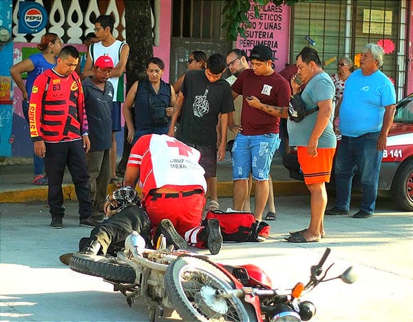 ¡CAMIONETA EMBISTIÓ Y LESIONÓ A MOTOCICLISTA! - COLONIA DOS CAMINOS