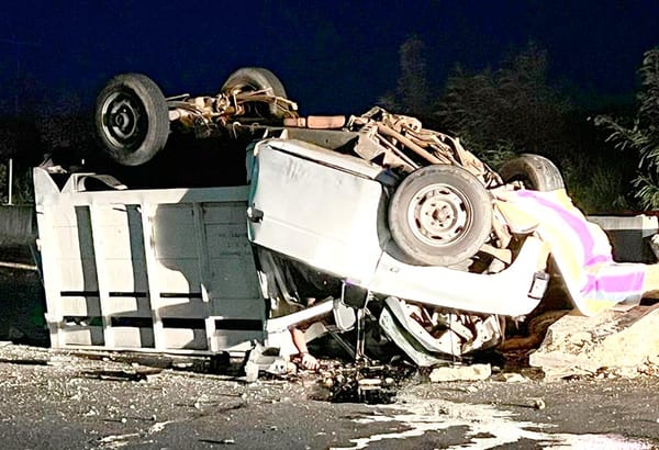 ¡CARRETERAZO MORTAL! - JALTIPAN-ACAYUCAN *CHOCAN CONTRA MURO, HAY TRES MUERTOS Y UN MENOR ESTA GRAVE