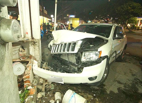 ¡PISA ACELERADOR Y SE ESTRELLA CONTRA LA FLORERÍA! - APARATOSO ACCIDENTE EN LA AVENIDA DÍAZ MIRÓN