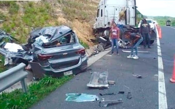 ¡TRES MUERTOS EN CARAMBOLZO EN LA AUTOPISTA!