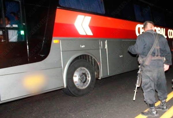 ¡BALEAN AUTOBÚS EN INTENTO DE ASALTO! - El chofer no se detuvo hasta llegar a la caseta de cobro