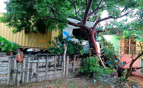 ¡“MONSTRUO” DESTROZA VIVIENDA EN CASAS FANTASMA! - JOVEN MUJER Y SU HIJO CASI SON APLASTADOS