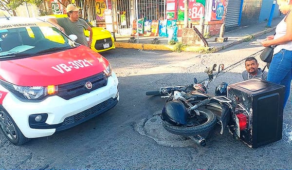 ¡TAXISTA ARROLLÓ A “JINETE DE ACERO”! - POCITOS Y RIVERA