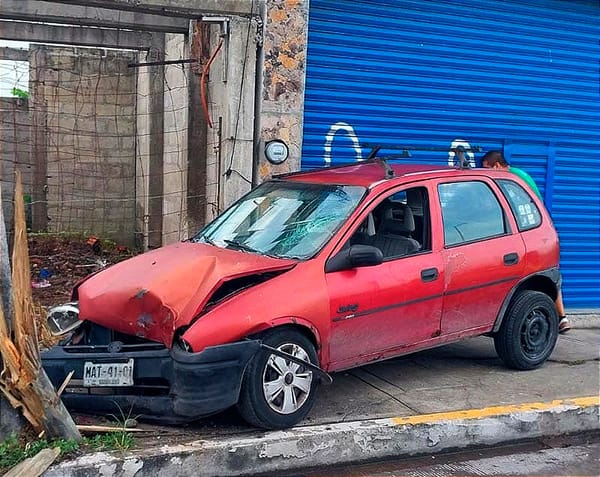 ¡DEJAN VEHÍCULO CHOCADO CONTRA POSTE DE TELMEX! - COLONIA PREDIO 4