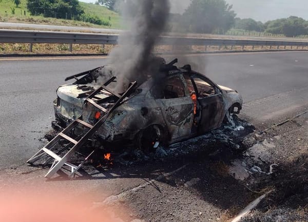 ¡POR FALLA MECÁNICA SE QUEMÓ AUTOMÓVIL!