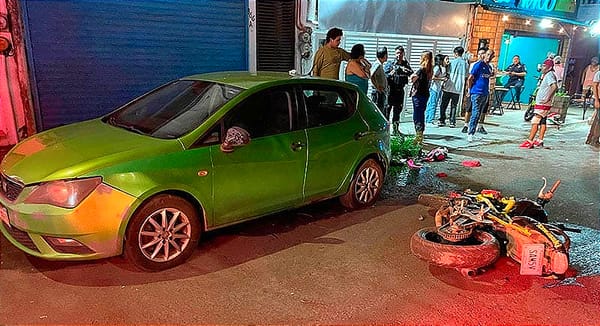 ¡ESQUIVA A PEPENADOR Y CHOCA CON AUTOMÓVIL ESTACIONADO!