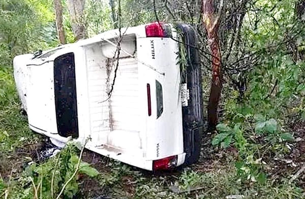 ¡VARIOS HERIDOS DEJA CAMIONETA QUE SALIÓ VOLANDO DE LA CARRETERA!