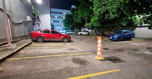 ¡ACUSAN A DIRECTIVOS DEL HOSPITAL REGIONAL POR AGANDALLARSE EL ESTACIONAMIENTO!