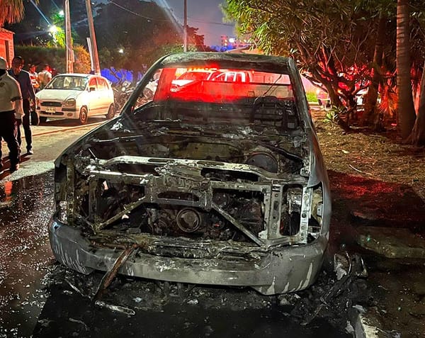 ¡CAMIONETA CALCINADA EN LA PETROLERA!