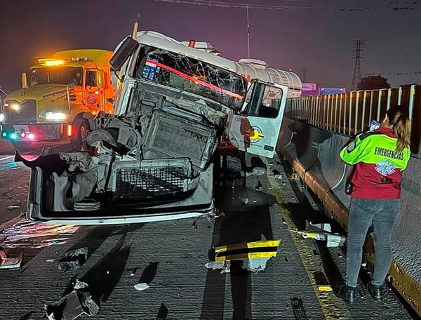 ¡TRÁILER DESTROZADO EN LA AUTOPISTA! - Autopista 150D Córdoba-Veracruz