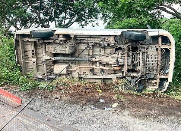 ¡VOLCÓ CAMIONETA CON TRABAJADORES!