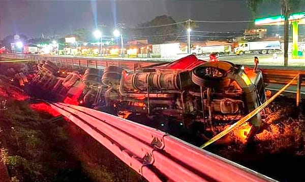 ¡TRAILERO PIERDE LA VIDA EN VOLCADURA! - *IBA CARGADO CON VARILLA EN LA AUTOPISTA CÓRDOBA-ORIZABA