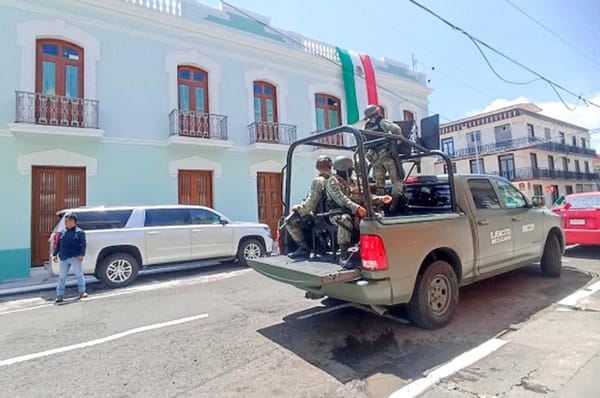 ¡LA TROPA CUIDA LA CASA DE JUÁREZ! - *Hasta le ponen cámaras de videovigilancia