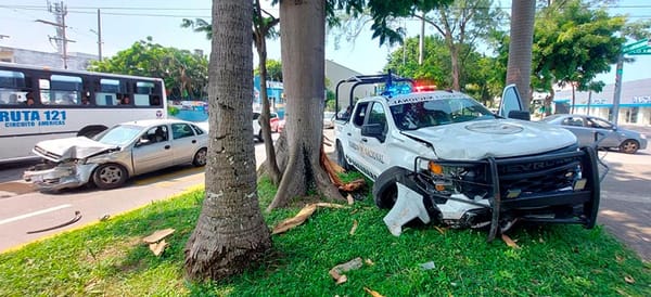 ¡PATRULLAZO! - *SE PASÓ *SE IMPACTA CONTRA UN AUTOMÓVIL *DE PILÓN EL ÁRBOL