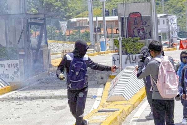 ¡NORMALISTAS TOMAN CASETAS DE COBRO!