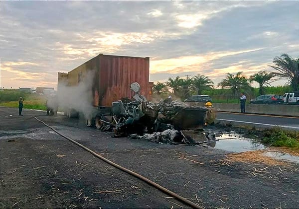 ¡TRÁILER CHOCA Y SE INCENDIA EN EL LIBRAMIENTO CARDEL!