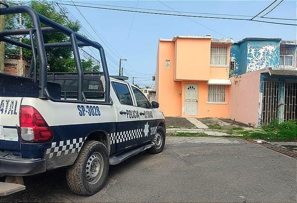 ¡VECINOS LO AGARRAN A PEDRADAS POR GOLPEAR A SU MADRE! - UNIDAD HABITACIONAL RÍO MEDIO