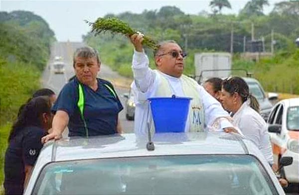 ¡BENDICEN CARRETERA! - A RAMA, CUBETA Y AGUA BENDITA