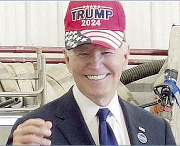 ¡BIDEN SE PONE GORRA DE TRUMP EN EVENTO; LA CASA BLANCA EXPLICA POR QUÉ LO HIZO!