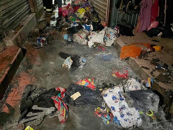 ¡INCENDIO EN EL MERCADO HIDALGO! - ARRASA CON LOCAL DE VENTA DE ROPA