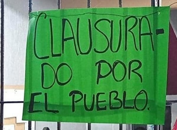 ¡TOMAN EL PALACIO! - *Acusan represión policíaca en protesta pacífica