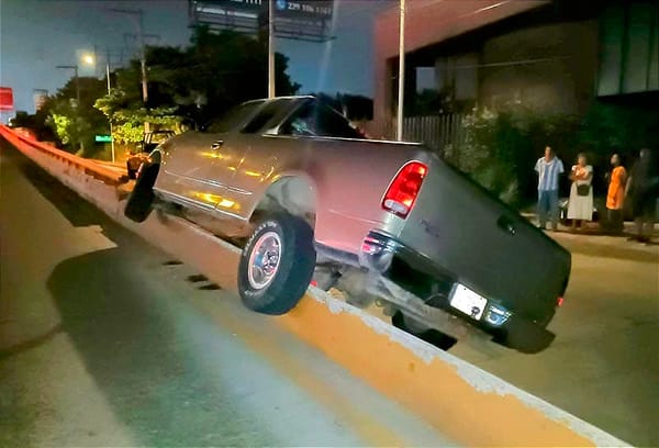 ¡SE ESTRELLA CAMIONETA EN EL PUENTE BICENTENARIO! - OTRA