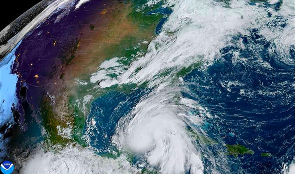 ¡“HELENE" SE CONVIERTE EN HURACÁN; PERO LEJOS DEL PUERTO! - *LÍNEA FRONTAL CERCA DEL GOLFO DE MÉXICO