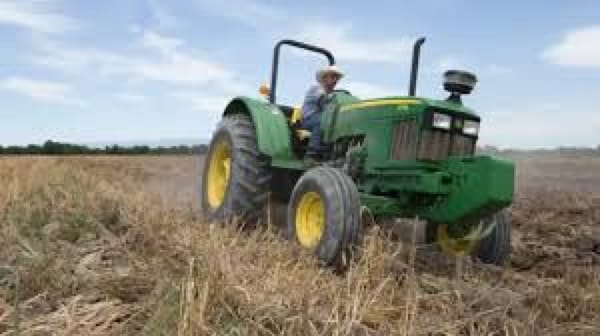 ¡TRUMP AMENAZA A JOHN DEERE CON DISPARAR ARANCELES A SUS PRODUCTOS SI SE VA A MÉXICO!