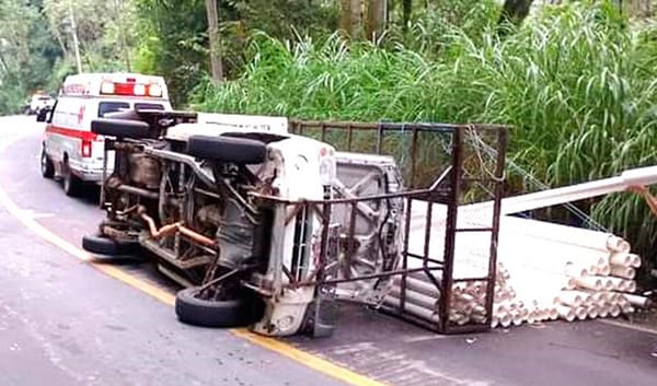 ¡VOLCÓ CAMIONETA TUBOS DE PVC EN LA ZONA DE COSCOMATEPEC!